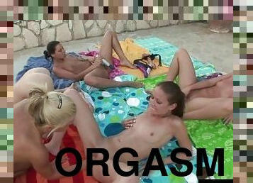 orgazmus, orgie, vonku, párty, pička, zväzovanie-remeňom, lesbické, teenagerské, hračky, pornohviezda