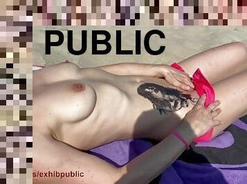 je me caresse sur la plage du village naturiste du cap d'agde