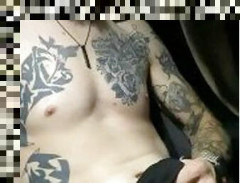 masturbation, orgasme, voiture, secousses, sale, ejaculation, solo, tatouage