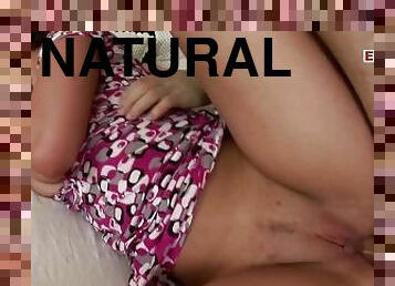 Brünette Teen mit natürlichen Titten probiert anal