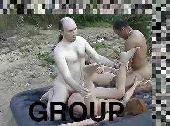 en-plein-air, amateur, énorme-bite, ados, fellation-profonde, sexe-de-groupe, plage, européenne, euro, brunette