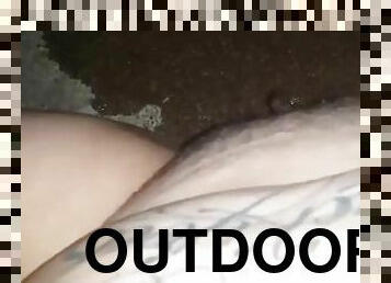Loud outdoor pee