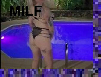 Milf outside at pool twerking