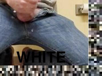banhos, tiro-ao-alvo, pénis-grande, gay, ejaculação, apertado, fetiche, sozinho, jeans, branco