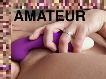 Je me masturbe fort pendant que mon homme travail