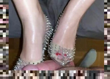 AMATEUR FOOTJOB - SHOEJOB WITH HIGH HEELS PUMPS - FOOT FETISH - FOOT FUCK - RED TOES