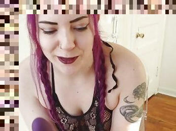 clito, masturbation, chatte-pussy, jouet, pieds, résille, fétiche, rasé, goth, tatouage