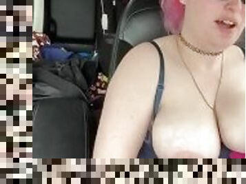 Solo girl masturbates in the car while driving alone… heh