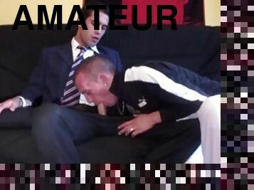 jeune minet de 22 ans baisé par uin commercial en costume cravattes