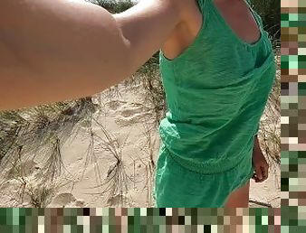 SEX OUTDOOR A la plage je me doigte et me fais jouir dans les dunes à l'abris des regards des voyeur