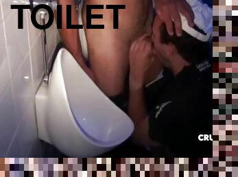 deux heteros se branlent se sucent dans les toilettes publiques