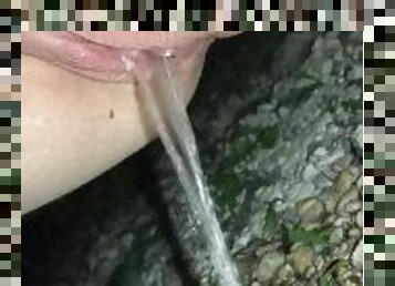 clito, en-plein-air, pisser, public, chatte-pussy, femme, milf, percé