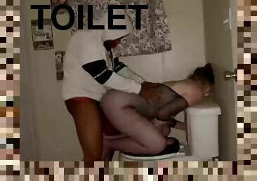 THICK WHITE SUPERSLUT ARCHES ASS OVER TOILET AND GETS FUCKED PART 2