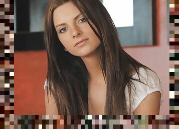 allein, brunette