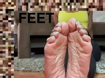 Woman shares her stinky feet for prostitutes to enjoy