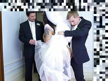 Unfaithful busty slut cheats on her wedding day with the usher