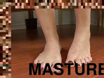 Naked teen shows both shaved pussy and feet in solo scene