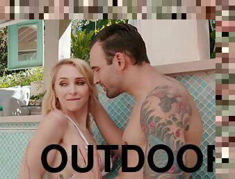 Well-hung, tattooed dude gives sexy babe outdoor fuck