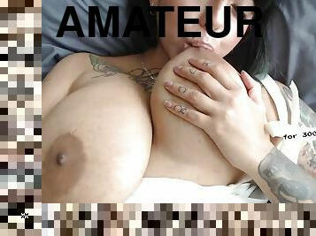 gros-nichons, masturbation, mamelons, amateur, maison, gros-seins, solo, brunette, tatouage