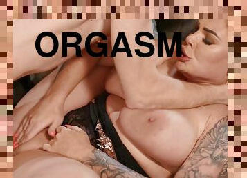 Orgasmic sex with chubby MILF Emma Leigh