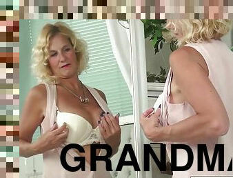 Glamour grandma Molly Maracas solo
