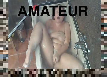 big-boned girl cums in bath tub - homemade sex