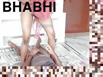 Padosan Bhabhi ne bulaya upar