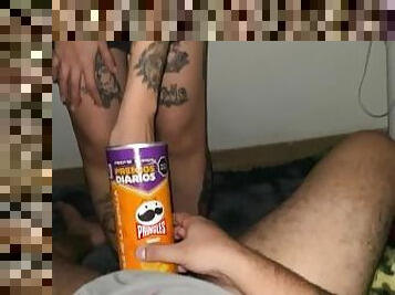 Ladrona quiere mis pringles, pero se lleva una sorpresa