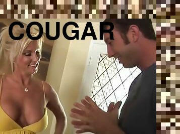 Beautifull hot bodied cougar fucks