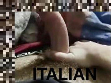 Ragazzo si toglie le mutande e mostra il cazzo