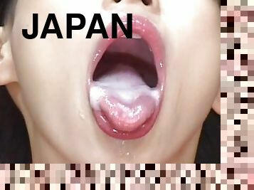 Japanese babe loves to swallow