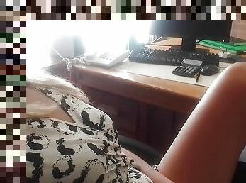 gros-nichons, clito, masturbation, bureau-office, chatte-pussy, secrétaire, maigre, amateur, doigtage, blonde