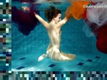 Artful naked underwater show with a hairy pussy girl