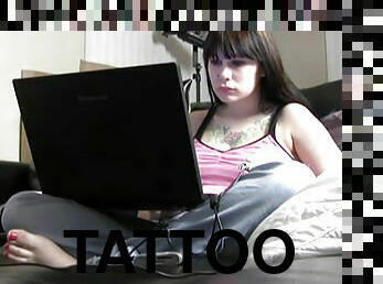 Tattoo babe chatting online