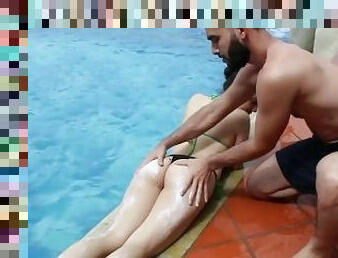 Follandole el coño a mi petite hermanastra en la piscina- porno en español