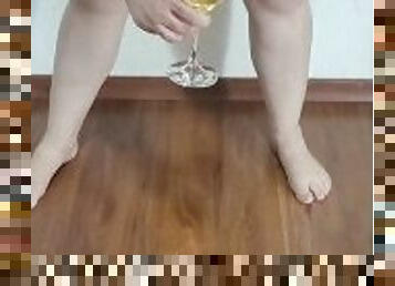 Brazilian BBW peeing on a wine glass
