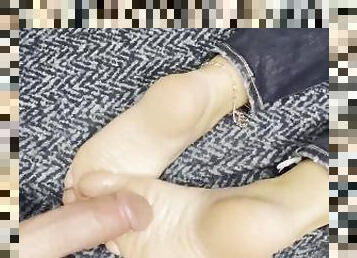 masturbation, ejaculation-sur-le-corps, branlette, couple, pieds, secousses, point-de-vue, ejaculation, fétiche, massive