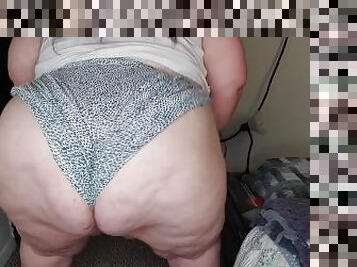 Ssbbw shaking sexy hot ass in short that like to go in her delicious ass cheeks ????????????