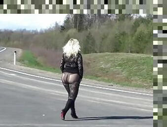 cul, en-plein-air, collants, public, amateur, mature, milf, jupe-en-l’air, blonde, bout-a-bout