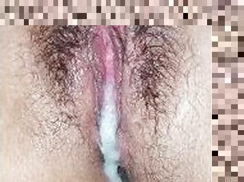 (Creampie) Mi hermanastro lleno mi pequeño coño peludo con su semen