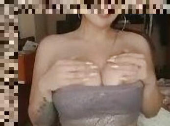 Muerde mis grandes tetas