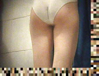 Hot slender babe demonstrates her naked booty