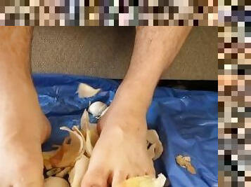 Man Toes Peels An Onion ASMR