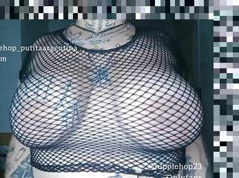 WEBCAM BBW TETONA JUGANDO CON SUS TETAS TATUADAS ENORMES NATURALES / PORNO EN ESPAÑOL