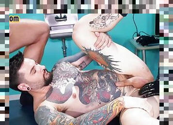 fisting, poilue, bureau-office, médecin, gay, trio, percé, uniformes, tatouage