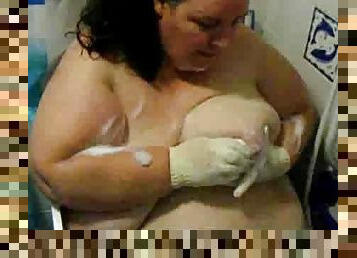 Amateur super BBW in the bathtub