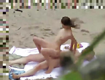 levrette, en-plein-air, maigre, hardcore, cam, couple, plage, voyeur, brunette