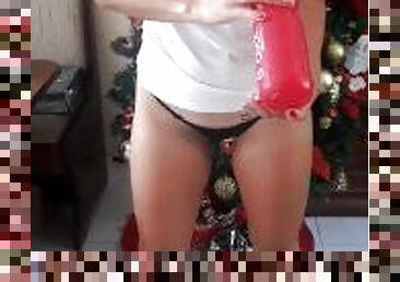 Katy Kampa esposa hotwife exibindo peitos com camisa branca molhada
