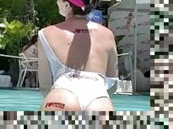 RheaAndersn teasing with her ass in the pool at XBIZ2023 @lourdesmodels