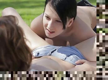 Delgados lesbians have sex in a public park